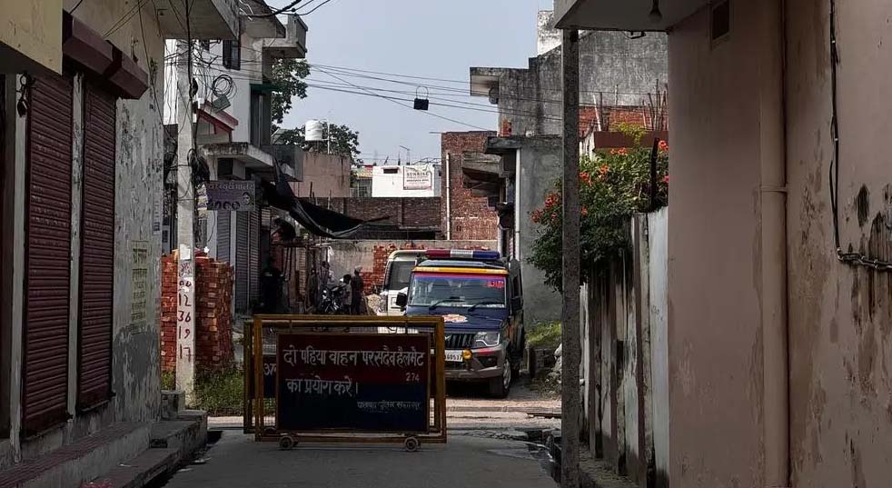 बरेली के कई मुहल्लों की पुलिस ने घेरेबंदी कर दी है। इससे तनाव घट नहीं रहा है।