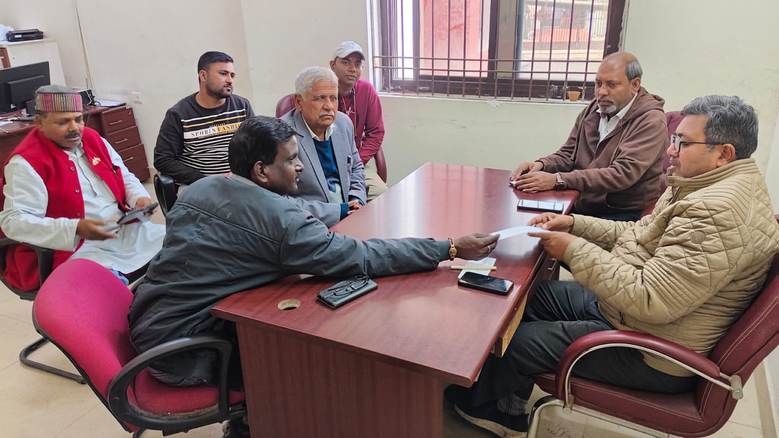 सेनटरी अधिकारी जितेन्द्र सिंह को समस्या लिस्ट देते अध्यक्ष ललित सक्सेना