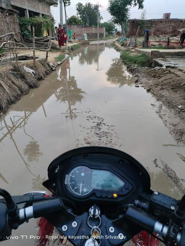 ढेकहरी खुर्द की सडक का यही हाल वर्षो से रहता है।