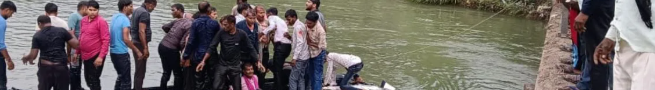 Kanpur Bus Fell In Canal