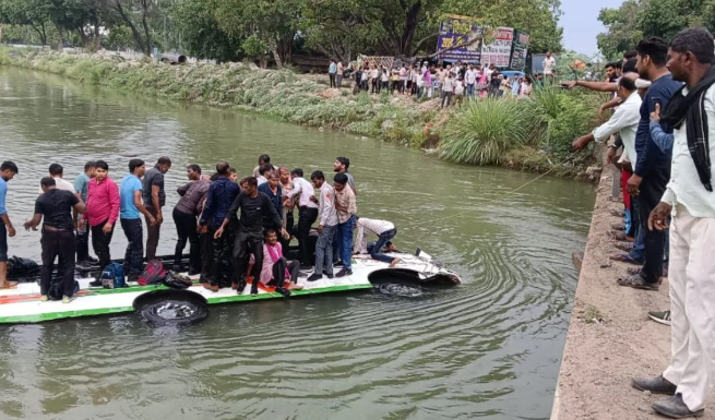 Kanpur Bus Fell In Canal