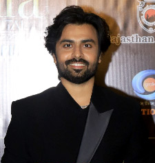 Jitendra Kumar snapped at the green carpet of IIFA Awards 2025 (cropped) Jitendra Kumar snapped at the green carpet of IIFA Awards 2025 (cropped)