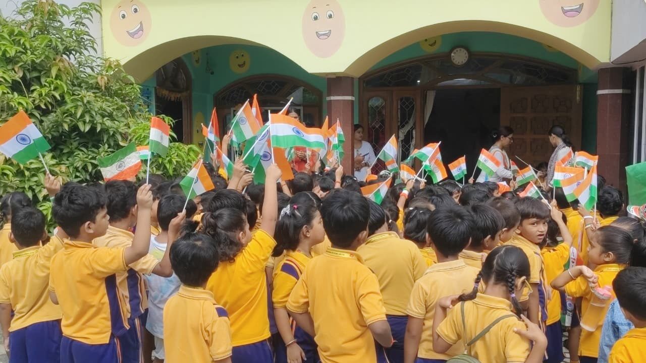 बच्चों ने निकाली तिरंगा रैली बच्चों ने निकाली तिरंगा रैली