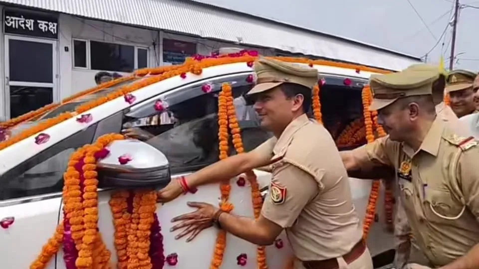 जवानों का अनोखा अंदाज, धक्का देकर दी IPS को विदाई जवानों का अनोखा अंदाज, धक्का देकर दी IPS को विदाई
